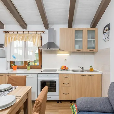 2 Bedroom Gorgeous Apartment In Vodnjan