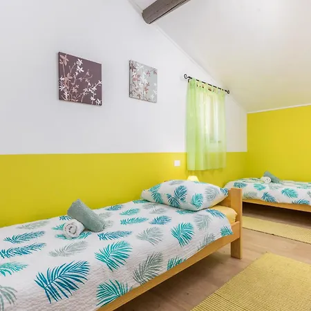 Apartment 2 Bedroom Gorgeous Apartment In Vodnjan