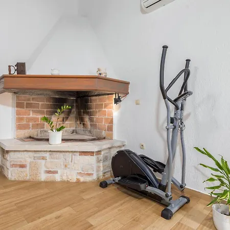 2 Bedroom Gorgeous Apartment In Vodnjan
